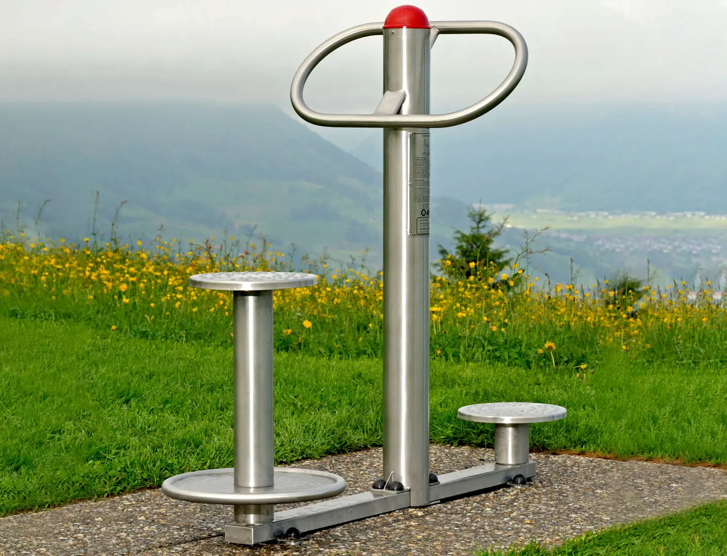 Outdoor-Fitnessgerät zur Stärkung der Bein- und Armmuskulatur durch Drehbewegungen und Zugübungen.