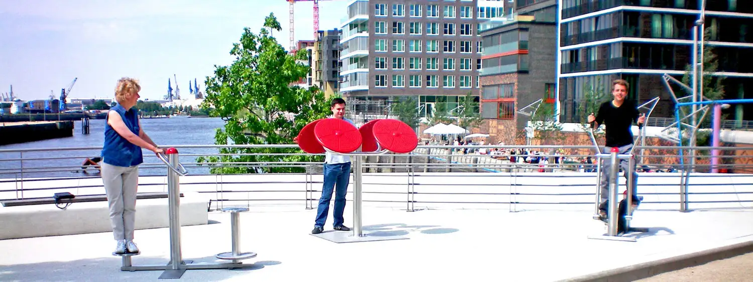 Foto aus der playfit Heimatstadt Hamburg. Zu sehen ist ein Ausschnitt aus der Hafencity, dort waren zur Präsentation einige playfit Geräte aufgebaut. Zu sehen sind hier der Duplex Rückentrainer, der Schultertrainer und der Ganzkörpertrainer.