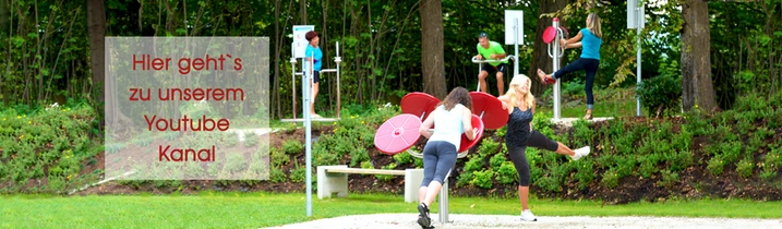 Frauen und Männer trainieren an Outdoor-Fitnessgeräten im Park, Text: Hier geht's zu unserem Youtube Kanal.